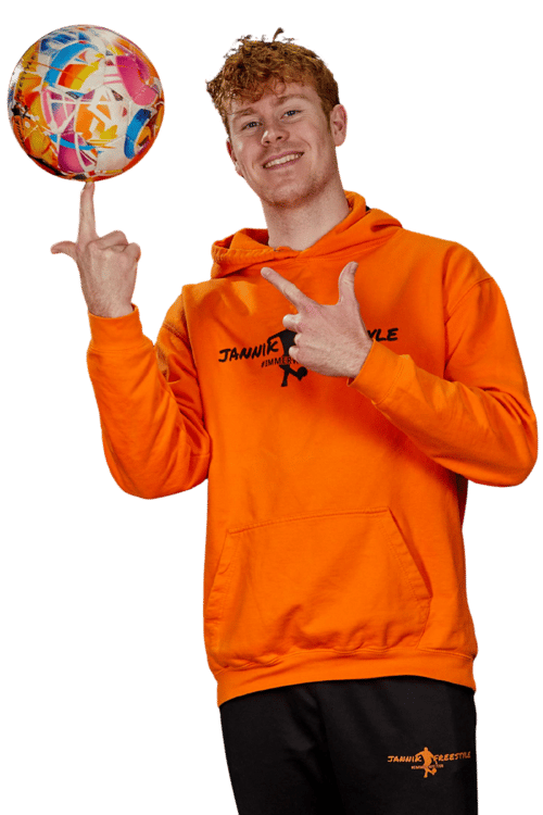 Jannik Freestyle mit Fußball